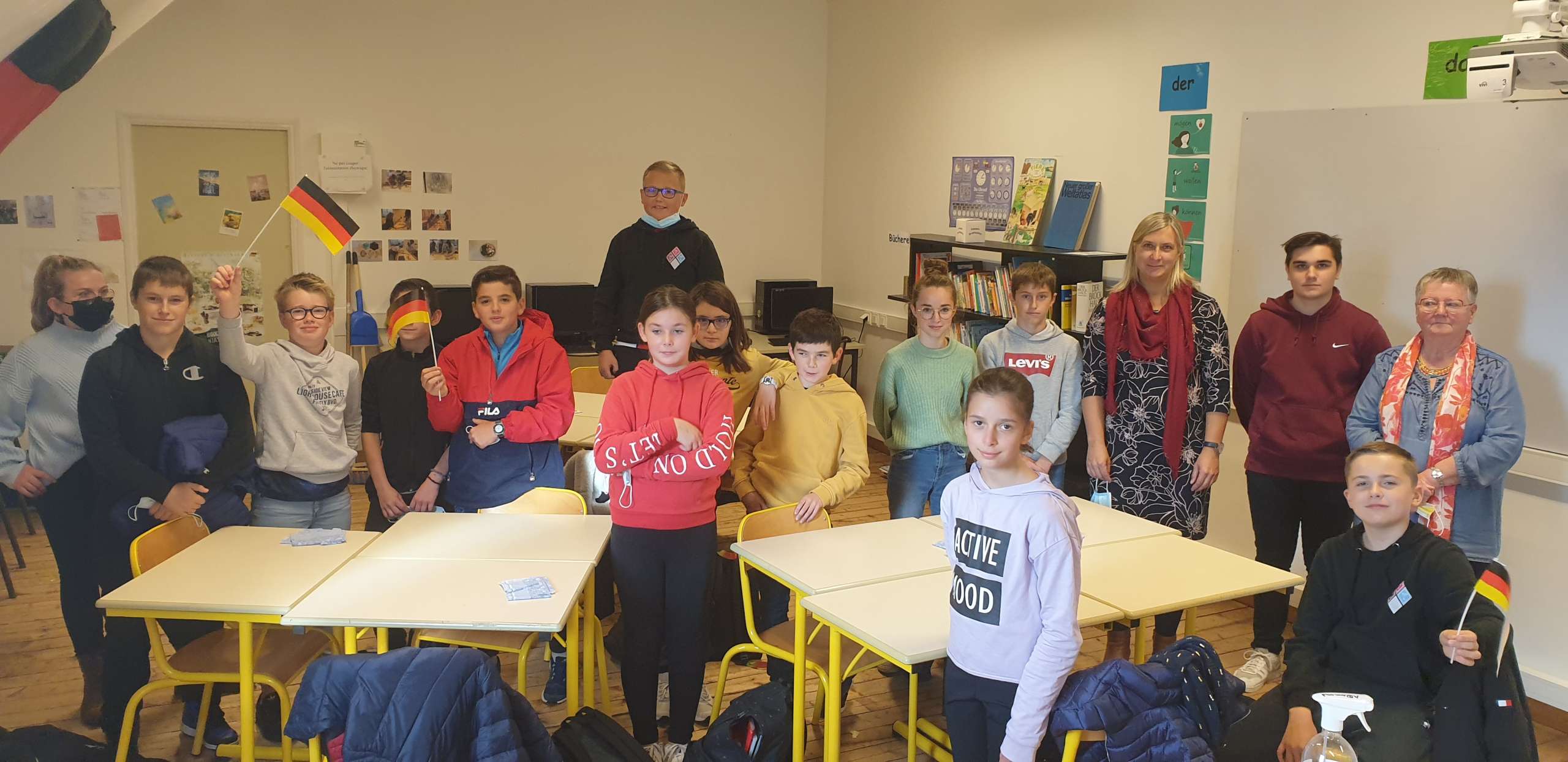 Bernhard, entre Mme Thomin, enseignante, et Mme Herry, responsable du jumelage, en compagnie des germanistes du collège.